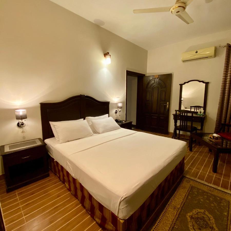 Shelton Hotel Rawalpindi Exterior foto